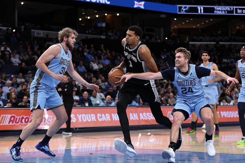 东詹同场30分！42分生涯新高，湖人强行逆转，关键时刻依旧无敌啊